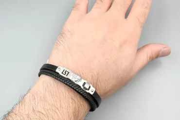 دستبند مردانه چرم دو ردیفه با پلاک استیل ورساچه | خاص و شیک 14040317