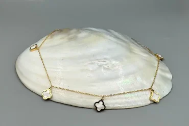 گردنبند پنج گُل طلایی با سنگ سفید (ونکلیف)