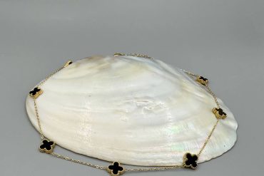 گردنبند استیل طلایی هفت‌گُل با سنگ مشکی