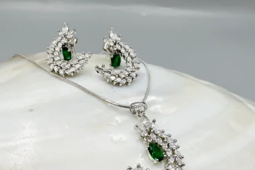 نیم ست رنگ ثابت نگین سبز با نگین های مخراج کار شده|14040479