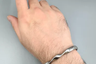 دستبند بنگل مردانه پیچی استیل نقره ای | 14040489