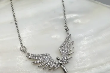 14040468|گردنبند زنانه رنگ ثابت استیل بال فرشته تمام نگین مخراج کار شده