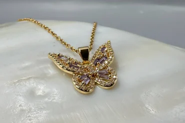 خرید گردنبند پروانه استیل طلایی با نگین صورتی|14040460