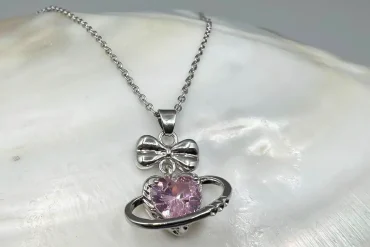 گردنبند زنانه نگین صورتی با ترکیب پاپیون رنگ ثابت|14040471