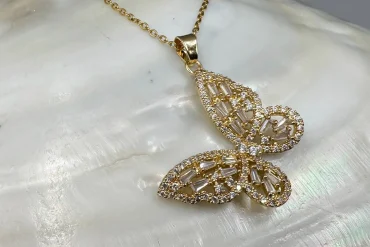 خرید گردنبند پروانه استیل طلایی با نگین باگتی|14040463