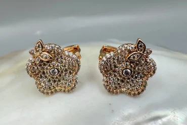 گوشواره طرح گل از برند ژوپینگ نگین مخراج شده|14040419