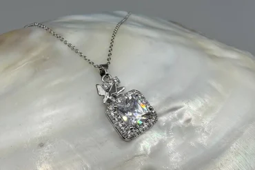 گردنبند زنانه رنگ ثابت تک نگین با نماد پروانه و نگین های مخراج شده |14040473