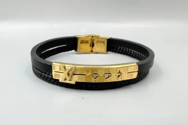 دستبند چرم مشکی مردانه با استیل طلایی رنگ ثابت|140404162