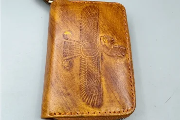 کیف جاکارتی چرم رنگ عسلی با طرح فروهر 14040601