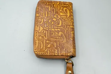 جاکارتی زیپی چرم طبیعی با طرح تایپوگرافی جذاب 14040604