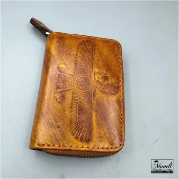 کیف جاکارتی چرم رنگ عسلی با طرح فروهر 14040601