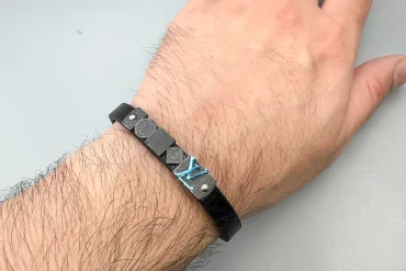 دستبند مردانه چرمی با پلاک آبی