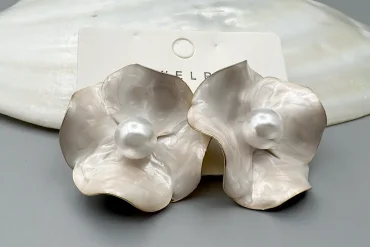 گوشواره گل سفید صدفی با مروارید اسپرت|14040643