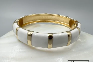 دستبند زنانه مینا کاری شده رنگ ثابت طلایی و سفید|14040625