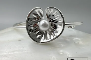 دستبند بنگل مدل گل و ترکیب مروارید آبکاری نقره ترندی|14040638