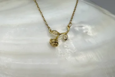 گردنبند طرح گل نگین دار طلایی رنگ ثابت|14040711