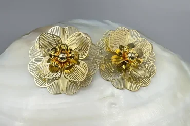 گوشواره گل طلایی ظریف میخی