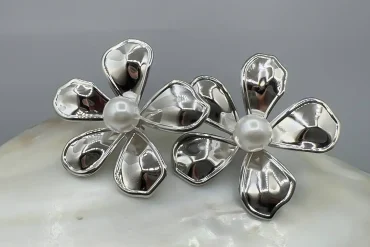 گوشواره میخی طرح گل سیلور با مروارید سفید|14040739