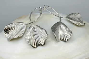 گوشواره طرح برگ گل نقره ای