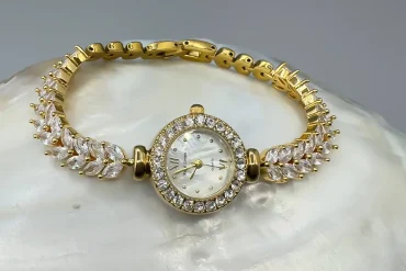 ساعت طلایی نگین دار زنانه