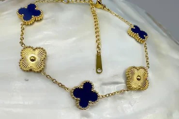 دستبند طلایی و سورمه ای