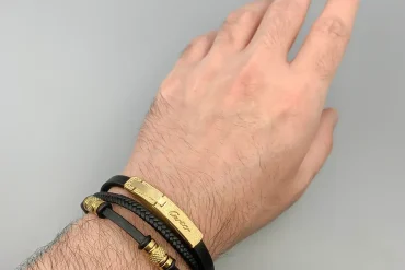 دستبند چرم پلاک دار سه ردیفه با نماد cartier طلایی 14040843