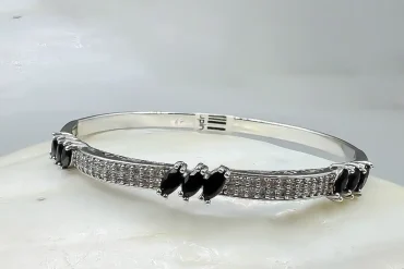 دستبند نقره ای نگین مشکی