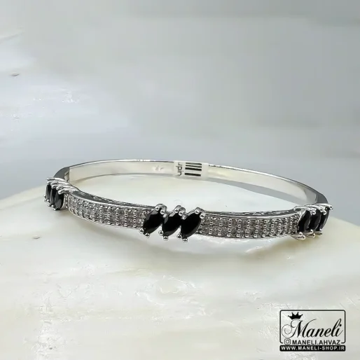 دستبند نقره ای نگین مشکی
