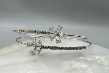 دستبند نقره ای دوگل نگین دار