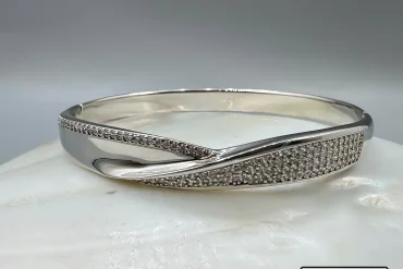 دستبند زنانه نقره ای نگین مخراج شده رنگ ثابت