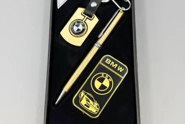 ست هدیه ای فندک و جاکلیدی و خودکار طرح BMW طلایی 14040807