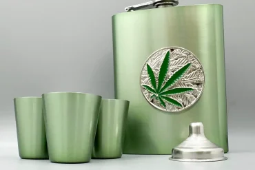 ست هیپ فلاسک و شات استیل - طرح برگ سبز 14040805
