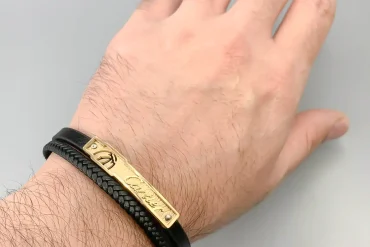 دستبند چرم مردانه دوردیفه با پلاک cartier طلایی 14040836