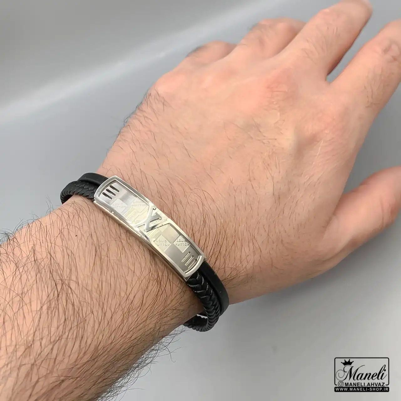 leather-steel-bracelet-silverblack-3 دستبند چرم مردانه دوردیفه با پلاک لویی ویتون LV نقره ای 14040837