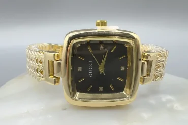 ساعت صفحه مربعی طلایی و مشکی