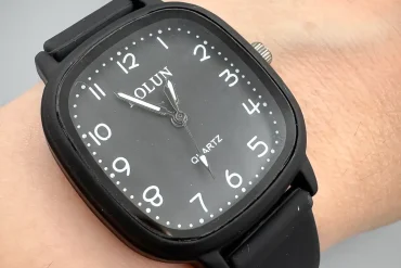 ساعت دخترانه مربع بند سیلیکون مشکی | بالون