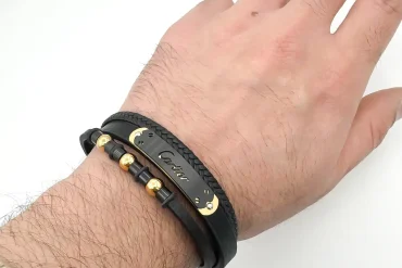خرید دستبند مردانه چرم سه ردیفه با پلاک cartier طلایی مشکی