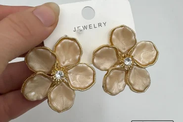 گوشواره طرح گل لب طلایی زیبا