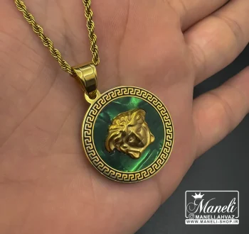 گردنبند ورساچه با زمینه سبز