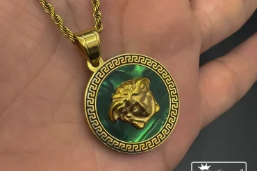 گردنبند ورساچه با زمینه سبز