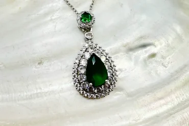 گردنبند اشکی نگین سبز طرح خرم سلطانی