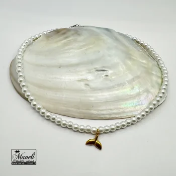 گردنبند مرواریدی سفید با ترکیب دم وال طلایی