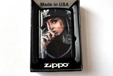 فندک مشکی zippo با طرح نقاشی زن زیبا