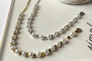 دستبند زنانه مرواریدی با ترکیب گوی طلایی و سیلور