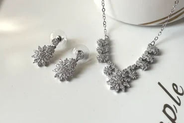 نیم ست جواهری طرح گل و شکوفه نقره ای