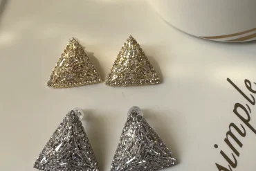 گوشواره مجلسی با اشکال هندسی مثلث نگین دار